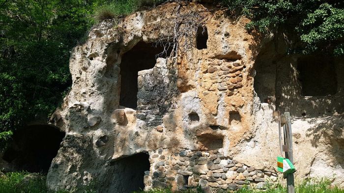 Grottes de Perrier village troglodytique