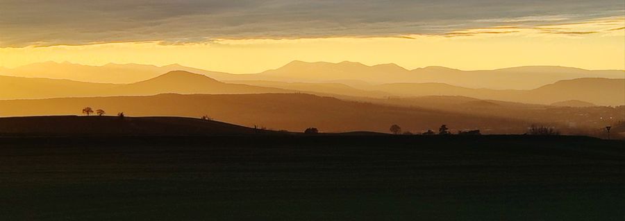 Vue panoramique depuis Badarel – coucher de soleil sur les volcans